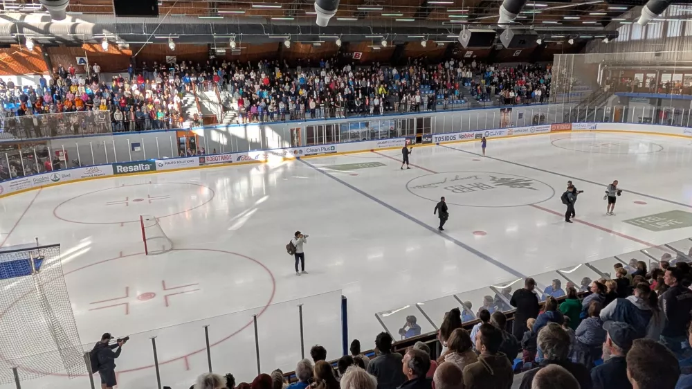 Bled, Ledena dvorana.Odprtje prenovljene Ledene dvorane Bled.Tekma z najboljsimi slovenskimi hokejisti vseh casov.