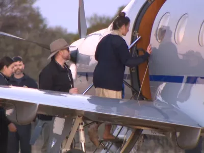 SCREENSHOT - 11 July 2025, Australia, ---: A screenshot from an ABC television video shows Carolina Wilga (R) boarding a plane. A German backpacker who had been missing for 12 days in remote bushland has been found alive by emergency services. Photo: -/ABC via AAP/dpa - ACHTUNG: Nur zur redaktionellen Verwendung und nur mit vollst&auml;ndiger Nennung des vorstehenden Credits / Foto: -
