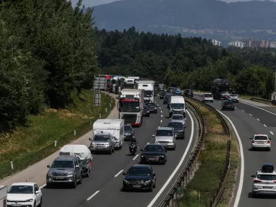 - Kolona vozil, DARS, Avto cesta, - 19.06.2025. - Zastoj na zahodni ljubljanski obvoznici med Kosezami in razcepom Kozarje zaradi začetka počitnic in praznikov v sosednjih državah.//FOTO: Bojan Velikonja