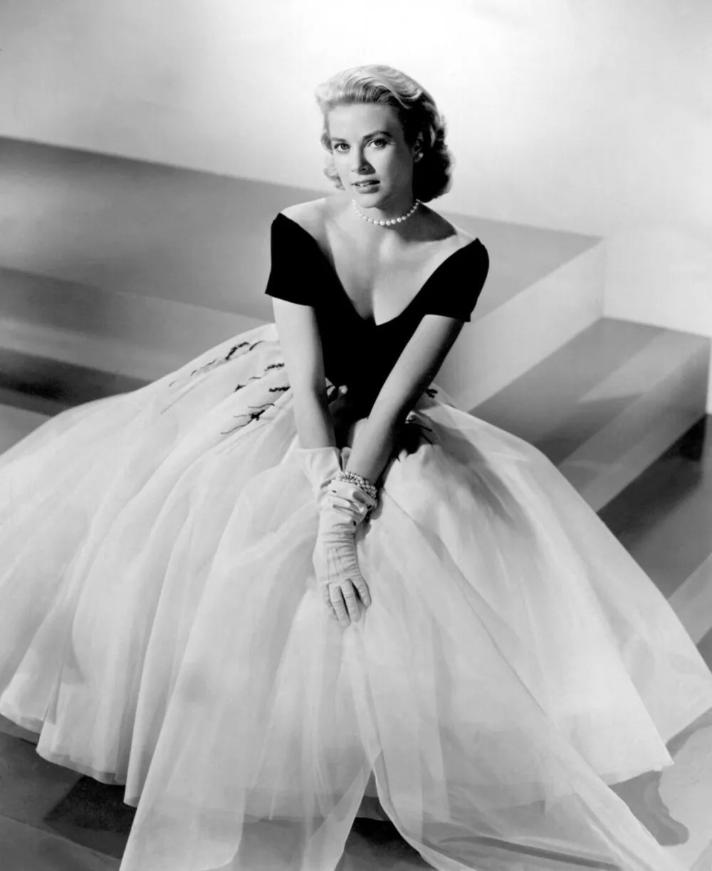 Grace Kelly je v legendarni obleki iz filma Zadnje okno iz leta 1954, po kateri je oblikovalka Elisabetta Franchi ustvarila kreacijo za njeno vnukinjo. F profilmedia