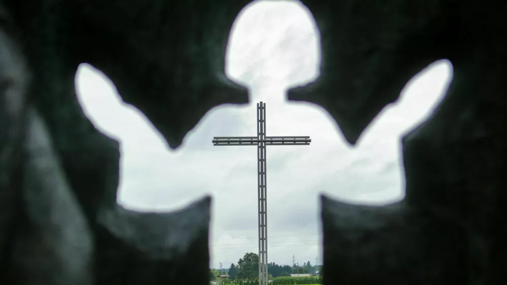 simbolina fotografija, religija, vera, cerkev, kranstvo, katolitvo, katolicizem.- 15.08.2014 - BREZJE - Praznik Marijinega vnebozetja - sveta maa pred baziliko in narodnim svetiem Marije Pomagaj in ponovna slovesna izroitev slovenskega naroda Boji materi Mariji ter obhajanje 100. obletnice zaetka 1. svetovne vojne in s tem zdruen spomin na vse rtve 1. svetovne vojne, verniki    //FOTO: Bojan Velikonja / Foto: Bojan Velikonja