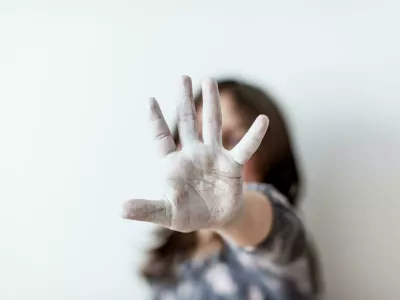 Dru&scaron;tvo SOS telefon v podporo žrtvam: o spolnem nasilju je skoraj nemogoče spregovoriti