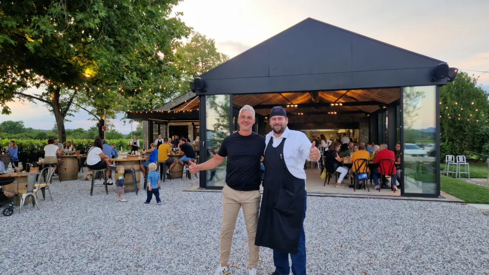 Borut Ličen in Nejc Miklavčič pred vinoteko Konvin