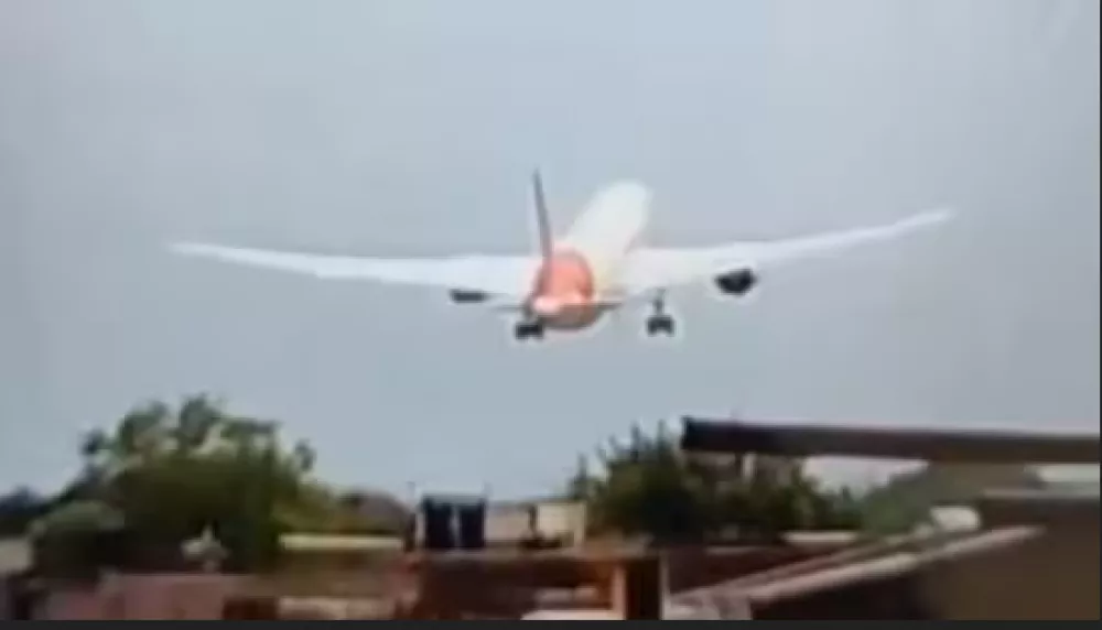 Zadnji posnetek, ko je letalo nemočno padalo proti hi&scaron;am.