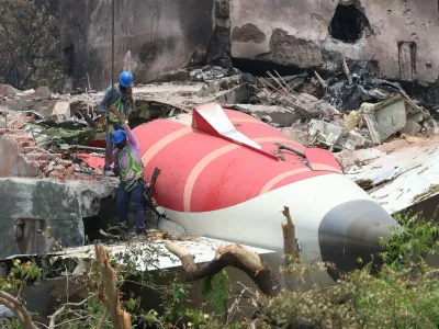 Letalo je strmoglavilo v naselju.