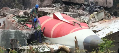 Letalo je strmoglavilo v naselju.