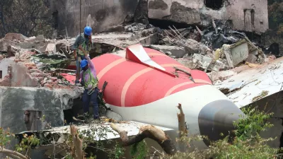 Letalo je strmoglavilo v naselju.