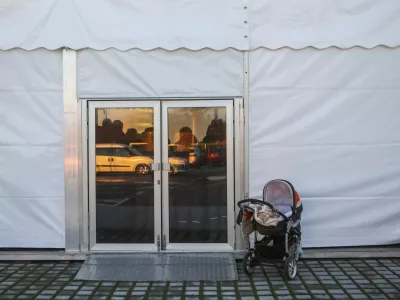 Simbolična fotografija, otro&scaron;tvo, odra&scaron;čanje, zapostavljanje otrok, star&scaron;evstvo - otro&scaron;ki voziček - 10.12.2019 - Zaveti&scaron;če za zapu&scaron;čene živali Ljubljana, Gmajnice 30, - odprtje novih prostorov - azil za živali namenjen začasni namestitvi zapu&scaron;čenih živali psov in mačk //FOTO: Bojan Velikonja