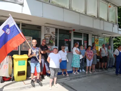 Črni Vrh nad Idrijo, bencinski servis Petrol, protest ob zaprtju