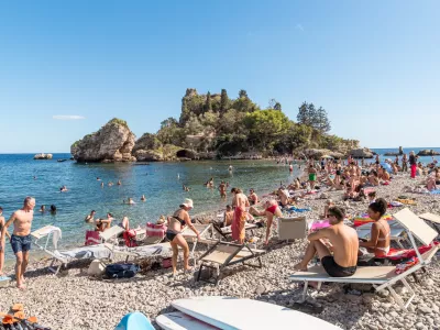 Morda se nam zdi, da se v vodi lahko osvežimo, vendar je včasih preprosto preveč topla. / Foto: Istock