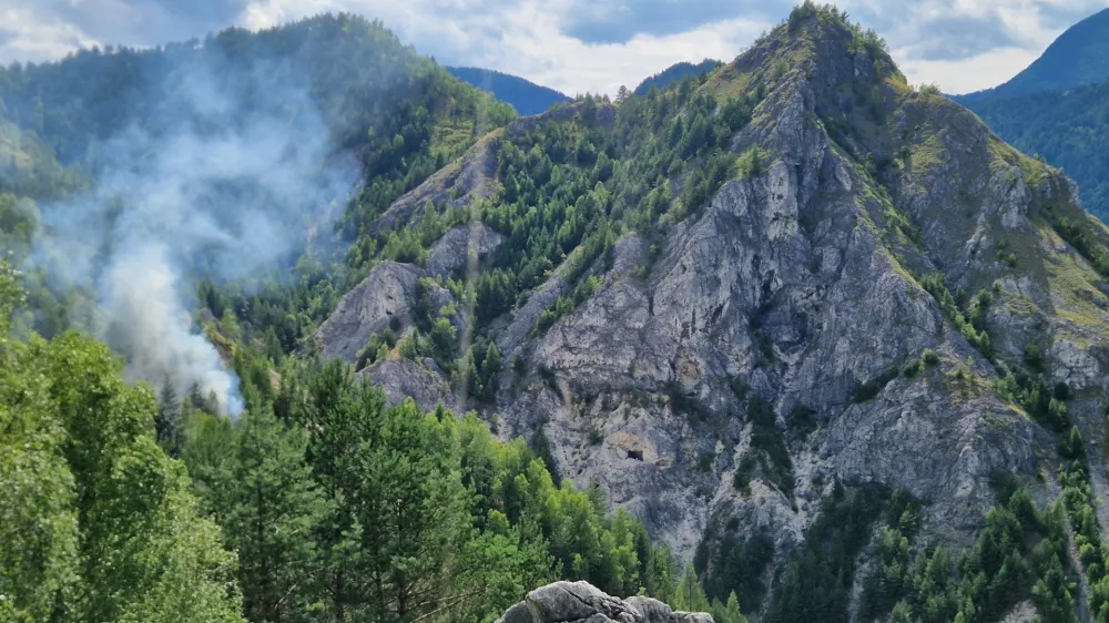 Gozdni požar na zelo strmem in nedostopnem terenu nad Žerjavom. 