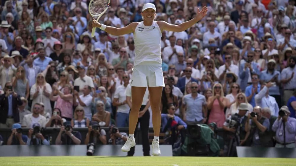 Poland's Iga Swiatek celebrates after beating Amanda Anisimova of the U.S. to win the women's singles final at the Wimbledon Tennis Championships in London, Saturday, July 12, 2025. (AP Photo/Kin Cheung)