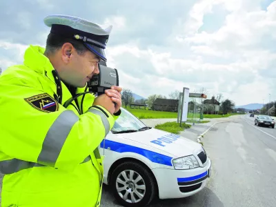 Policijska kontrola, Log pri brezovici, meritev hitrosti, radar.Foto Luka CjuhaZA OBJAVO V ČASOPISU DNEVNIK
