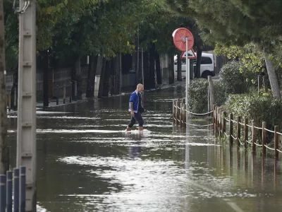 04 November 2024, Spain, Barcelona: A man tries to cross the flooded road in Castelldefels. The Service Meteorologic of Catalonia (SMC) has issued a warning for violent weather in several counties where it has decreed a maximum degree of danger. Photo: Kike Rinc&oacute;n/EUROPA PRESS/dpa