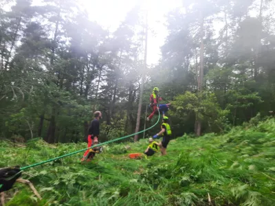 Gorsko re&scaron;evanje po&scaron;kodovanega kolesarja na Ra&scaron;ici. 