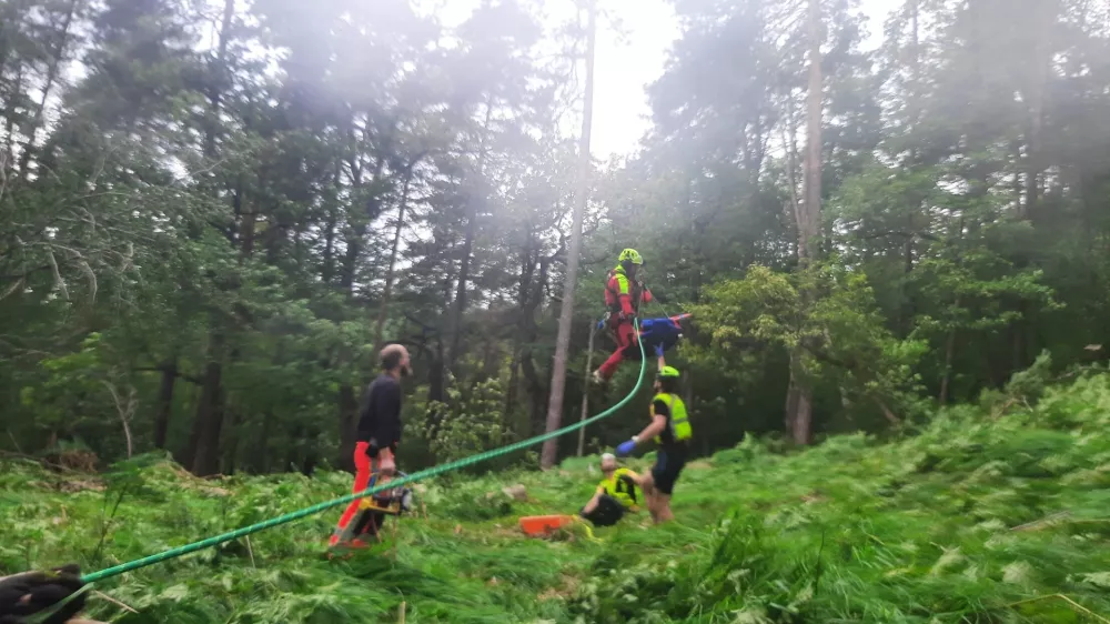 Gorsko re&scaron;evanje po&scaron;kodovanega kolesarja na Ra&scaron;ici. 