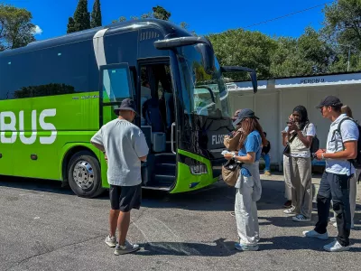 na pot se je odpravila z avtobusom, saj je bilo letalo razprodano. / Foto: Profimedia