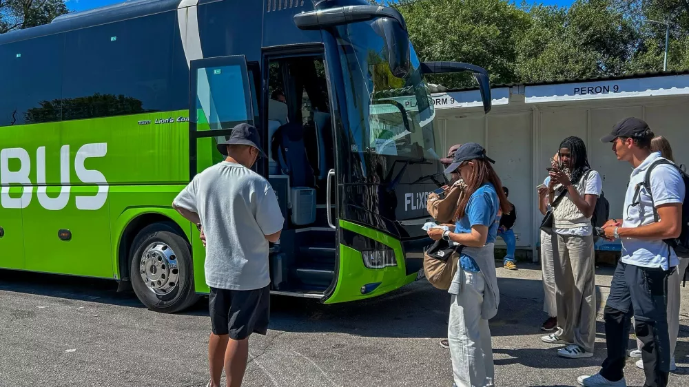 na pot se je odpravila z avtobusom, saj je bilo letalo razprodano. / Foto: Profimedia