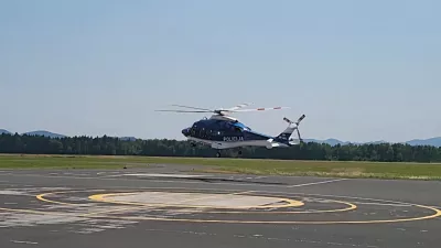 Policijski helikopter na poti na gorsko re&scaron;evanje. 