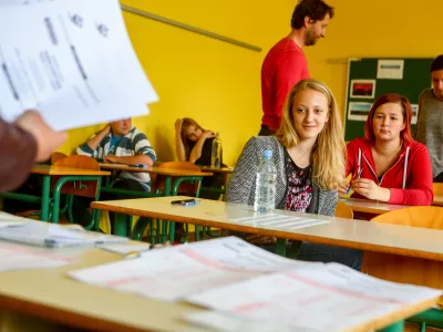 Gimnazija Ledina - razred, učilnica, pisanje izpita iz Ange&scaron;kega jezika,   - 30.05.2015 - Matura -- Spomladanski izpitni rok mature - pisni izpit Angle&scaron;čina - &scaron;olstvo - dijaki - izobraževanje  //FOTO: Bojan Velikonja