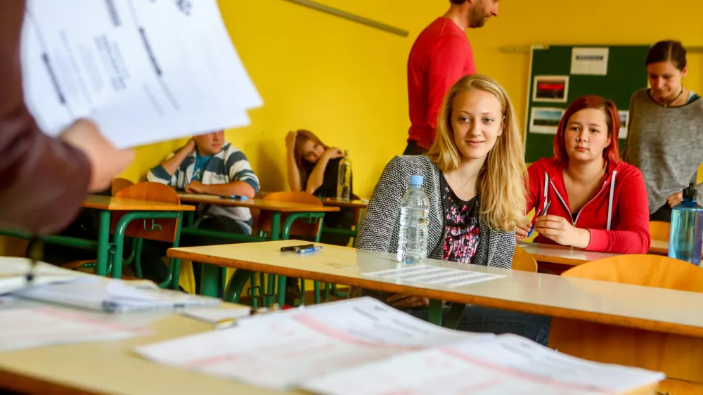 Gimnazija Ledina - razred, učilnica, pisanje izpita iz Ange&scaron;kega jezika,   - 30.05.2015 - Matura -- Spomladanski izpitni rok mature - pisni izpit Angle&scaron;čina - &scaron;olstvo - dijaki - izobraževanje  //FOTO: Bojan Velikonja