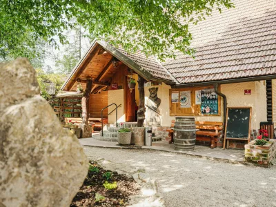 Menge&scaron;ka koča: Med naravo, tradicijo in domačnostjo