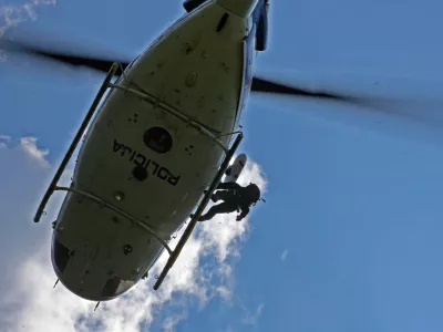 policijski helikopter in rgorski e&scaron;evalec- Grad Kamen v Dragi (Begunje na Gorenjskem) - Prikazna vaja re&scaron;evanja po&scaron;kodovanih plezalcev - vajo pripravili pripadniki Posebna policijska enota &ndash; Gorska enota s posadko - Letalska policijska enota.POLICIJA //FOTO: Luka Cjuha