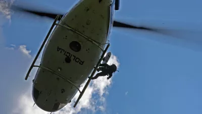 policijski helikopter in rgorski e&scaron;evalec- Grad Kamen v Dragi (Begunje na Gorenjskem) - Prikazna vaja re&scaron;evanja po&scaron;kodovanih plezalcev - vajo pripravili pripadniki Posebna policijska enota &ndash; Gorska enota s posadko - Letalska policijska enota.POLICIJA //FOTO: Luka Cjuha
