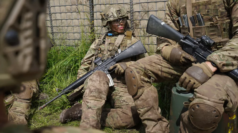 A female conscript sits with members of her unit during final exercises at a training area close to Royal Danish Army's barracks in Hovelte, 25 kilometres north of Copenhagen, Denmark, Wednesday, June 11, 2025. (AP Photo/James Brooks) / Foto: James Brooks