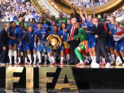 13 July 2025, US, East Rutherford: Chelsea's Reece James celebrates with the trophy alongside his teammates and US President Donald Trump during the award ceremony after winning the FIFA Club World Cup during the award ceremony following the final against Paris Saint-Germain at MetLife Stadium. Photo: Sven Hoppe/dpa