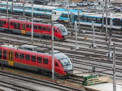 Kak&scaron;ne pravice imamo potniki, ko vlaki zamujajo?
