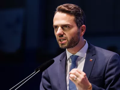 Skofja Loka, Sportna dvorana Trata.Kongres NSi.Kongres NSi je danes dosedanjemu predsedniku Mateju Toninu z 235 glasovi za podelil se en dvoletni mandat na celu NSi. 