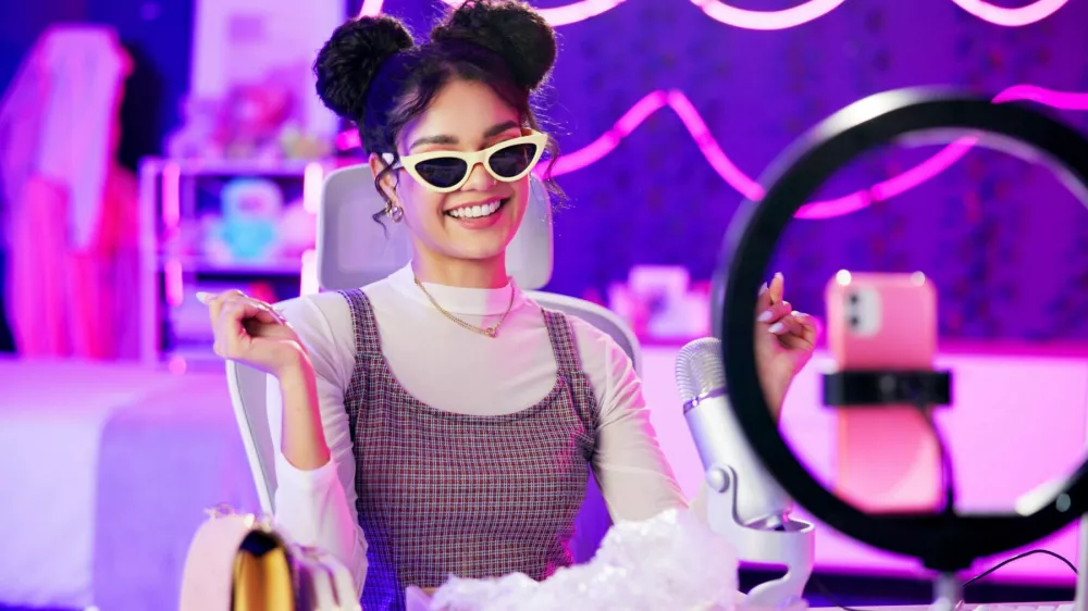 V zakulisju se dogaja marsikaj in nekateri res mastno služijo. / Foto: Istock