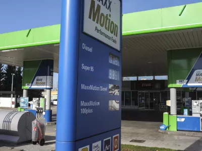 - digitalna tabla z aktualno ceno goriva -- 03.11.2020 - Bencinski servis OMV MaxxMotion - prosto določanje cen naftnih derivatov od 1.oktobra 2020 - bencinska črpalka - cene goriv //FOTO: Jaka Gasar