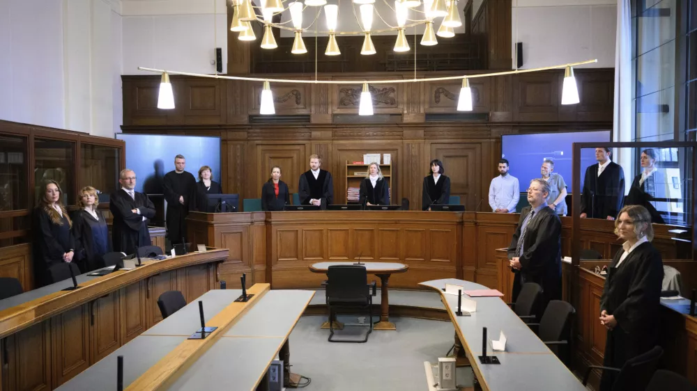 From left, defendant lawyers Klaudia Dawidowic, Ria Halbritter and Christoph Stoll, presiding judge Sylvia Busch, center, and public prosecutor Philipp Meyh&ouml;fer, second right, as a doctor has gone on trial over the alleged murder of 15 patients under palliative care, at Berlin Regional Court, Germany, Monday July 14, 2025. (Bernd von Jutrczenka/dpa via AP)