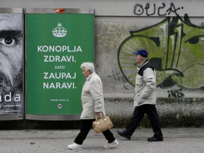 - 20.01.2015 - plakat Konoplja zdravi, zaupaj naravi. - Dru&scaron;tvo SKSK -Slovenski konopljin socialni klub - legalizacija - starostniki - starej&scaron;i - reklamni pano - ogla&scaron;evanje - grafiti - plakatno mesto podjetja TAM-TAM  		        //FOTO: Tomaž Skale