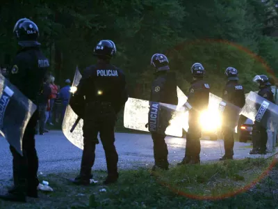 Policija - ilustrativna fotografija- Romska družina Strojan se je odločila, da je bilo iskanja njihove nove lokacije s strani države dovolj in se je vrnila na svojo parcelo pri Ambrusu- zbralo se je nekaj sto krajanov, ki so opozarjali, da s Strojanovimi ne morejo živeti in naj jim vlada končno najde novo lokacijo- Strojanovi so se ponovno vrnili nazaj v Roje// FOTO: Luka CjuhaOPOMBA: ZA OBJAVO V ČASOPISU DNEVNIK