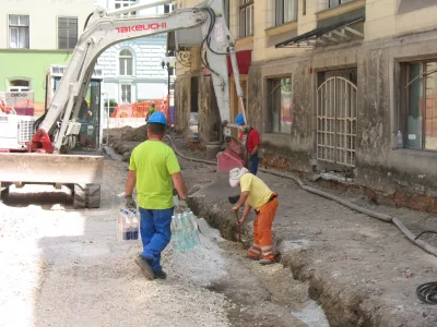 delavci, gradbi&scaron;če vročina voda