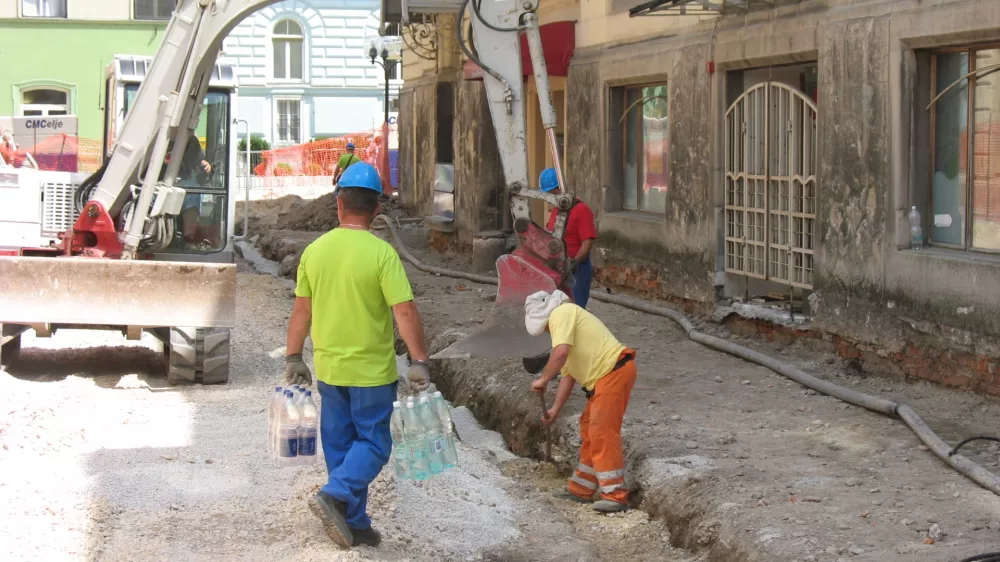 delavci, gradbi&scaron;če vročina voda