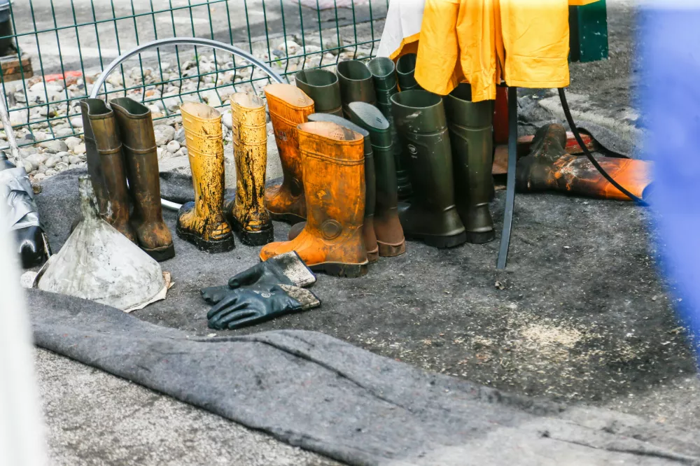 Vrhnika.Predsednik vlade Miro Cerar si je ogledal posledice nedavnega pozara v tovarni Kemis na Vrhniki.Umazana oprema, skornji, rokavice.