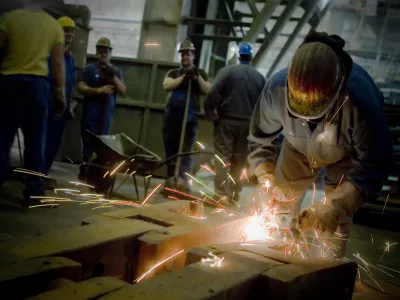 Nekatere družbe v skupini SIJ, denimo Acroni, so skraj&scaron;ani delovni čas začasno uvedle za večino zaposlenih. / Foto: Bojan Velikonja