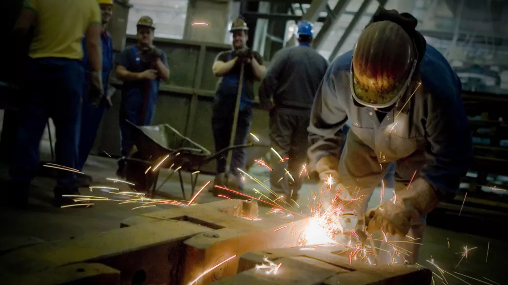 Nekatere družbe v skupini SIJ, denimo Acroni, so skraj&scaron;ani delovni čas začasno uvedle za večino zaposlenih. / Foto: Bojan Velikonja