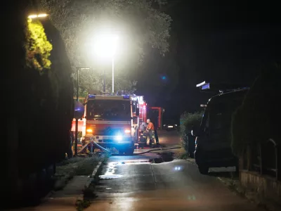 Nadgorica.Na obmocju med Nadgorico in Podgorico pri Ljubljani je izbruhnil obsezen gozdni pozar. Gasilci so za gasenje aktivirali tudi dve letali air tractor in helikopter Slovenske vojske.