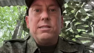 Derek Huffman je z družino pri&scaron;el v Rusijo iz Teksasa, ker je cenil rusko konservativno družbo. Vojski se je pridružil, da bi pridobil državljanstvo, a računal, da bo služil iz zaledja. Zdaj ga po&scaron;iljajo na fronto.