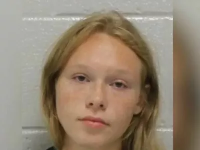 Sedemnajstletno Sarah Grace Patrick so aretirali zaradi suma umora mame in očima. Ustrelila naj bi ju v domači hi&scaron;i, ko sta spala. 