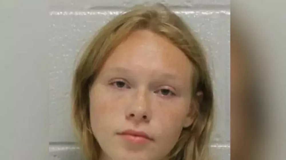 Sedemnajstletno Sarah Grace Patrick so aretirali zaradi suma umora mame in očima. Ustrelila naj bi ju v domači hi&scaron;i, ko sta spala. 