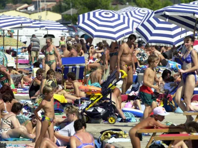 Morje plaža, turisti sončenje