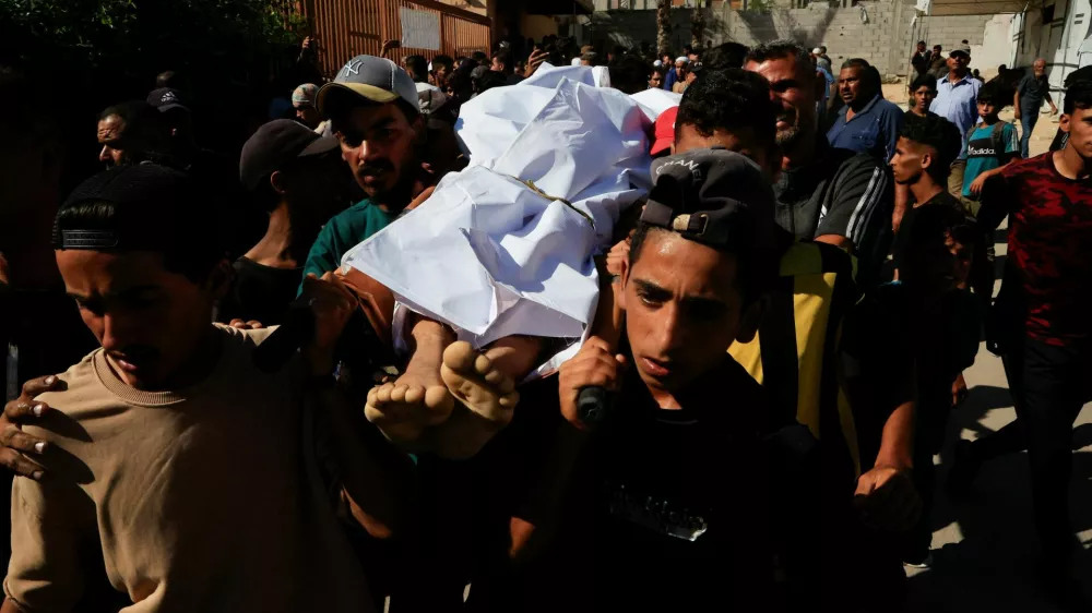  SENSITIVE MATERIAL. THIS IMAGE MAY OFFEND OR DISTURB  People carry a body as they mourn Palestinians who were killed in an incident on Wednesday while seeking aid in Khan Younis, at Nasser hospital in Khan Younis in the southern Gaza Strip July 16, 2025. REUTERS/Hatem Khaled