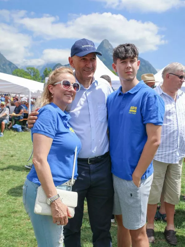 Janez Jan&scaron;a je na polletnih dnevnih SDS v Bovcu učil mlade plezanja in razveseljeval starej&scaron;e.  