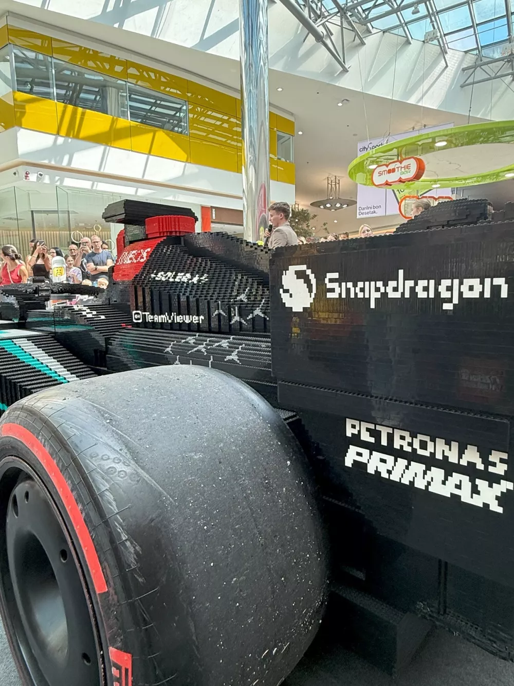 Model skoraj povsem ustreza dimenzijam pravega dirkalnika Formule 1, vključuje pa tudi sponzorske logotipe in izvirne Pirelli pnevmatike. Foto: Press Lego